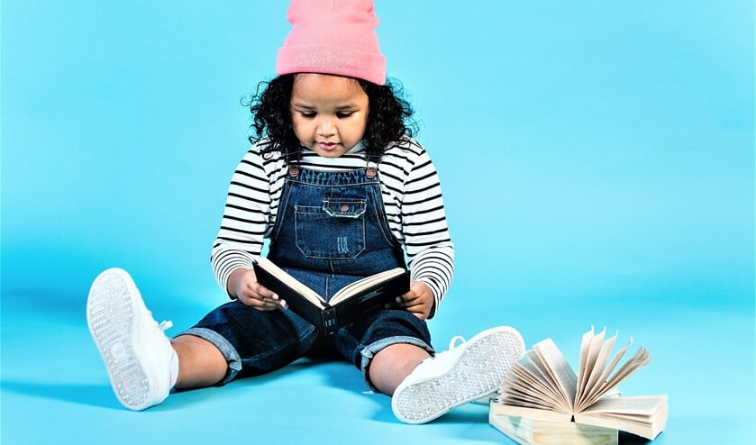 <p>Peuters kijken mee in mooie prentenboeken en luisteren naar verhalen (foto: stock bibliotheek).</p>