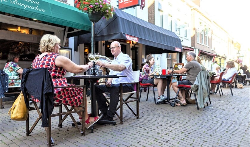 Uitgebreide terrassen in de Kerkstraat tijdens de coronaperiode (foto: Hilbert Krane).
