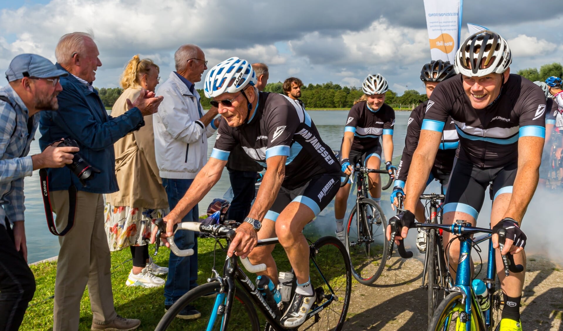 Jan Janssen mag dan 81 jaar zijn; fietsen doet hij nog steeds graag en goed!
