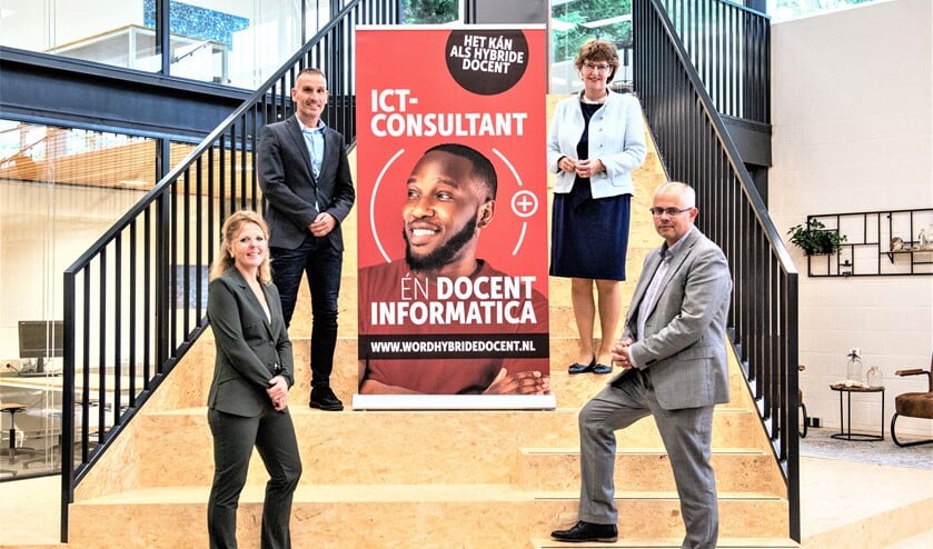 <p>Wethouder Juliette Bouw (r. boven) met de rectoren van Veurs Lyceum en Veurs Voorburg en Peter Lamers van Spinoza (foto: Barbara Koppe).</p>