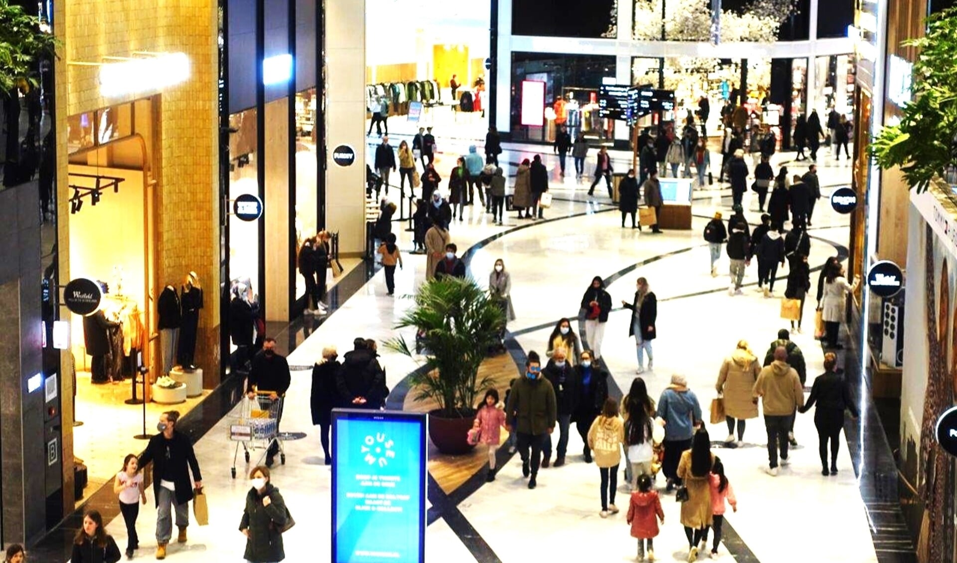 Veel bezoekers in de Westfield Mall op de dag van de heropening na het versoepelen van de coronaregels (foto: Ap de Heus).