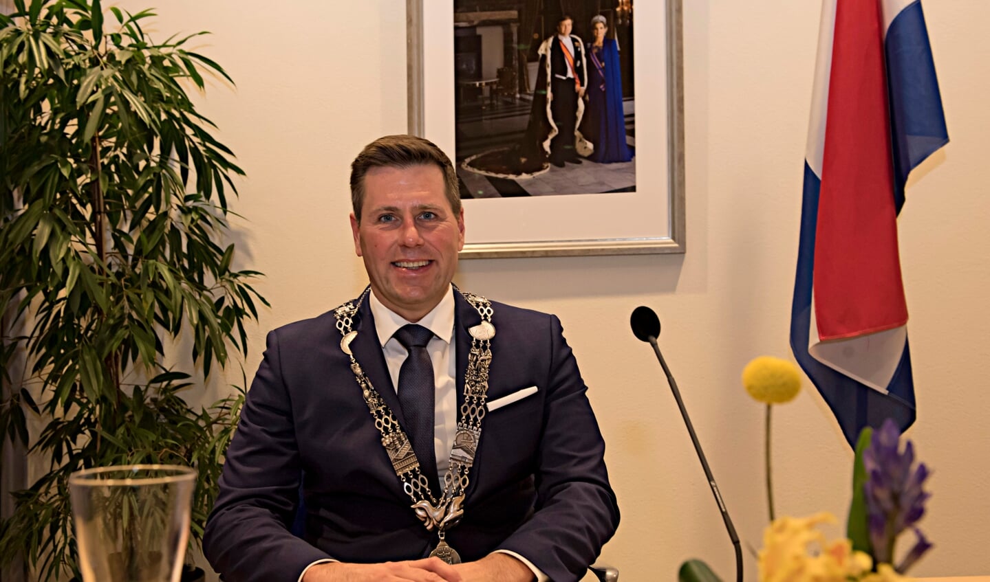 De nieuwe burgemeester van Pijnacker-Nootdorp Björn Lugthart hoopt ook zonder ambtsketting herkenbaar, bereikbaar en aanspreekbaar te zijn. Foto: Cok van den Berg