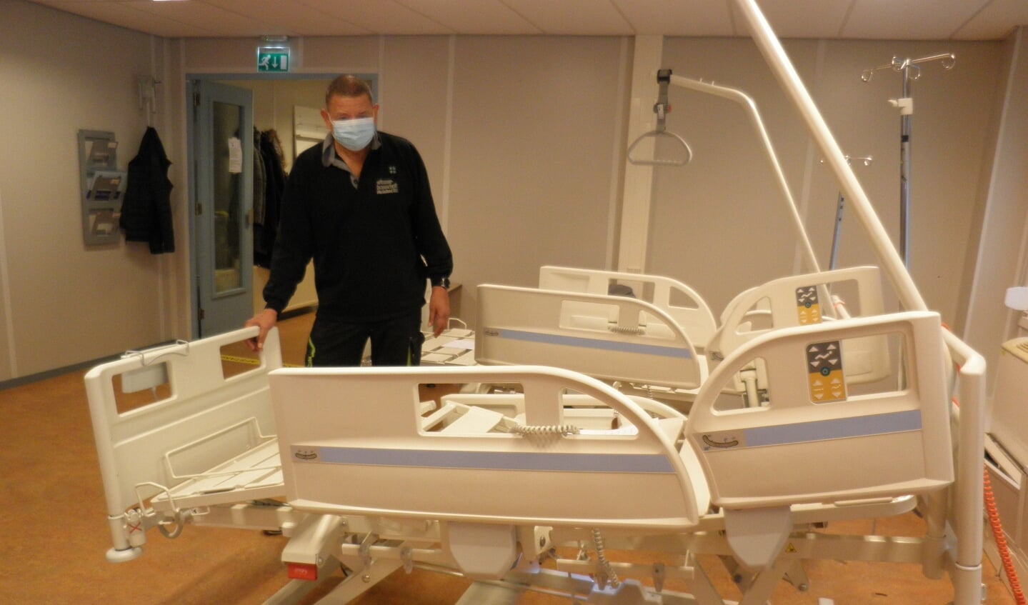 Technische medewerkers brengen de nieuwe bedden op orde voor de verschillende afdelingen van het LangeLand Ziekenhuis. Foto Kees van Rongen