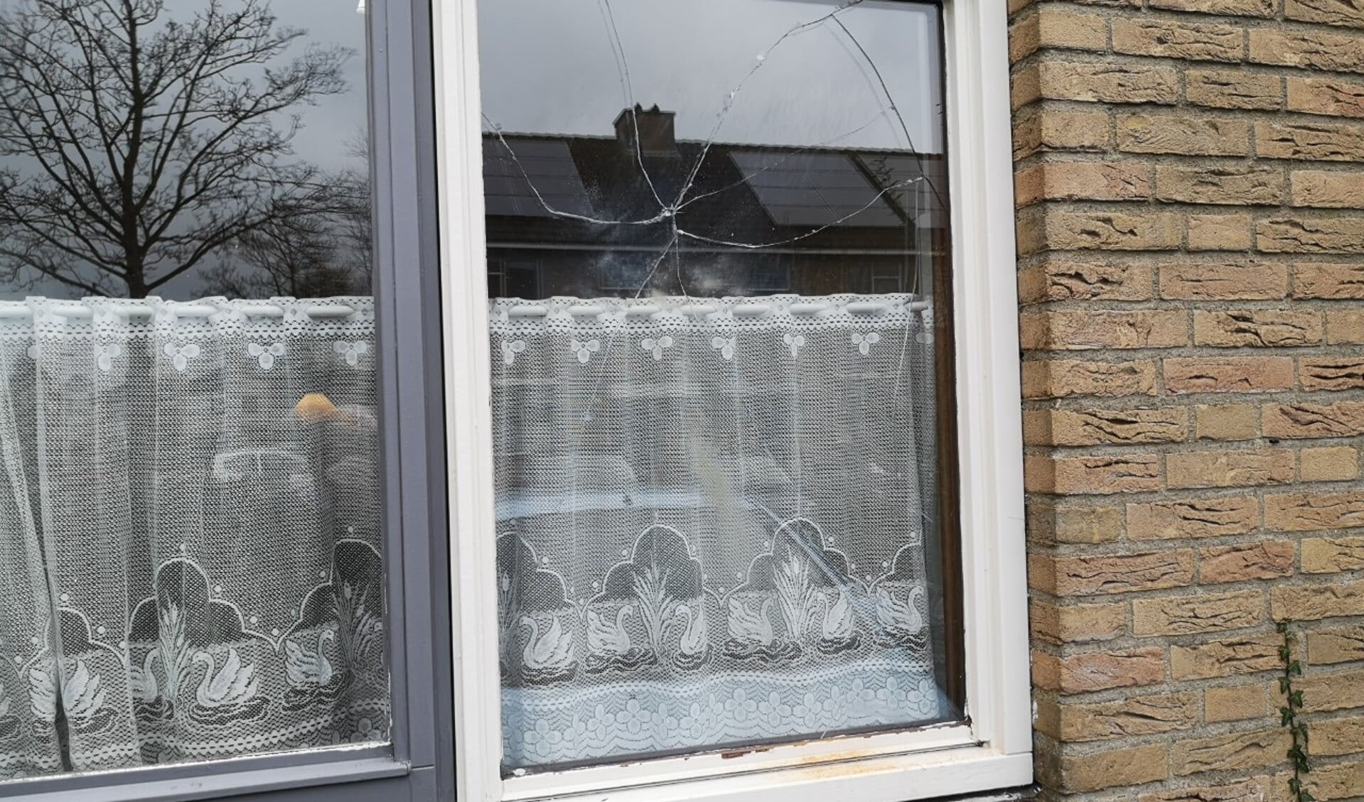 Het vernielde raam na een vuurwerkbom aan de Argonautenrede. Foto: Ron van Tegelen