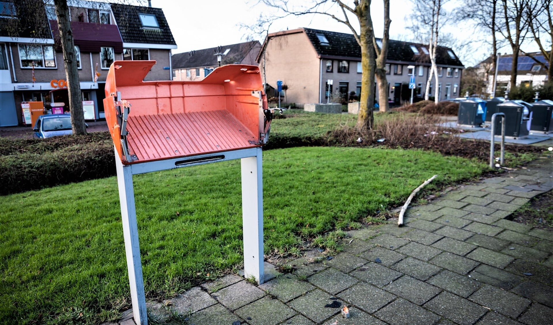 Vernielde brievenbus op de Meerlaan in Stompwijk (foto: Sebastiaan Barel).