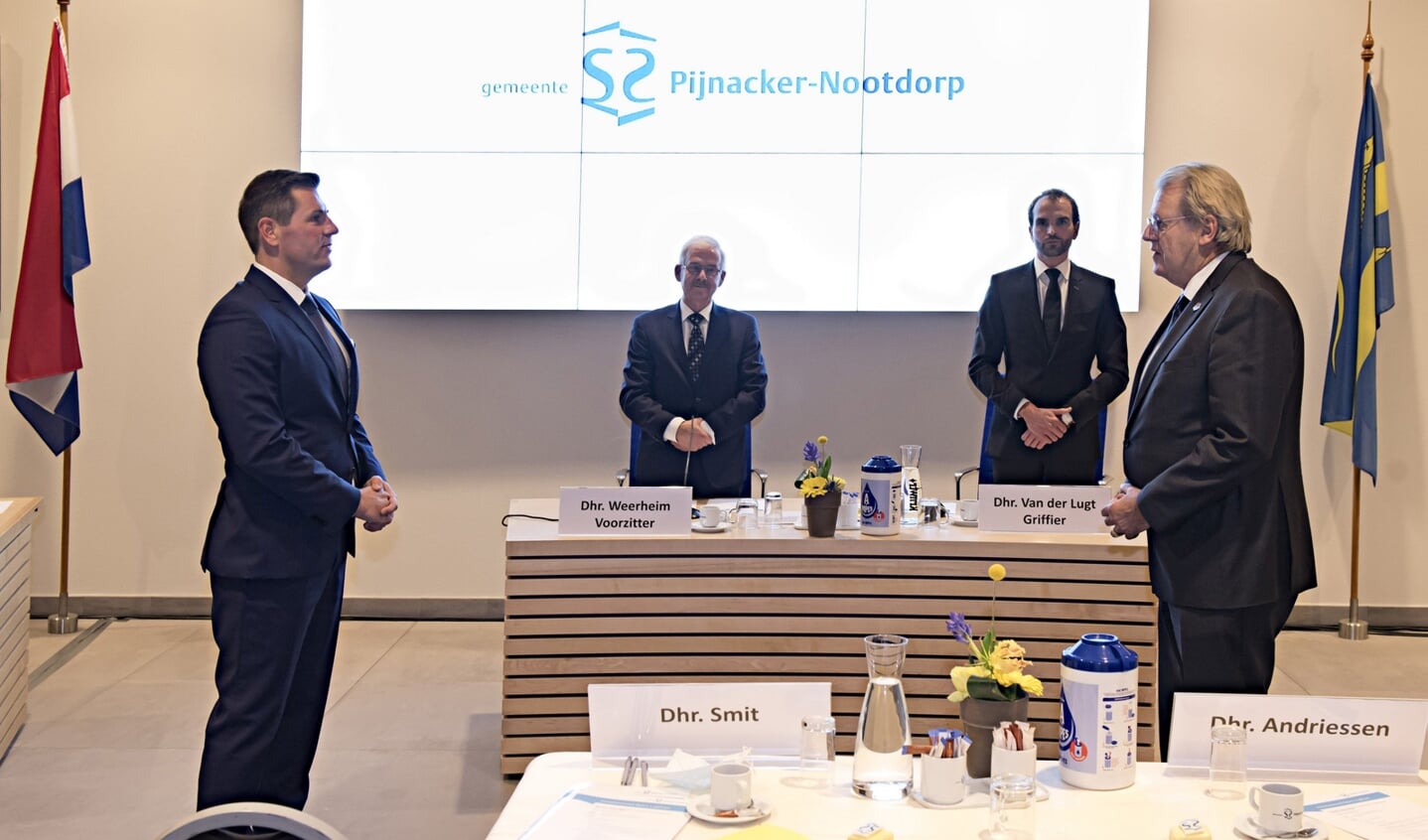 Commissaris van de Koning Jaap Smit installeert de nieuwe burgemeester van Pijnacker-Nootdorp. (Foto: Cok van den Berg)