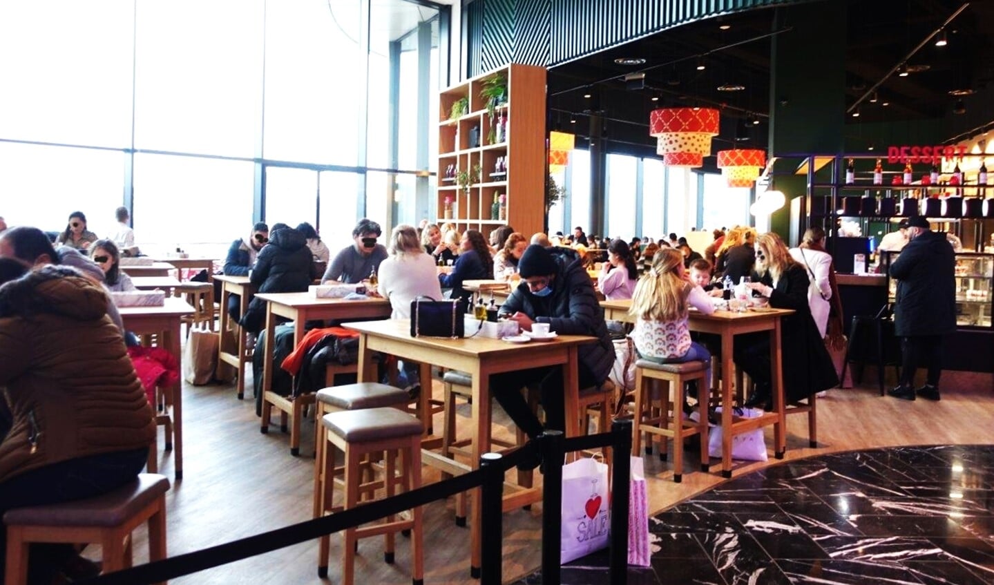 Alle tafeltjes bezet bij Restaurant Vapiano in de Westfield Mall (foto: Ap de Heus).