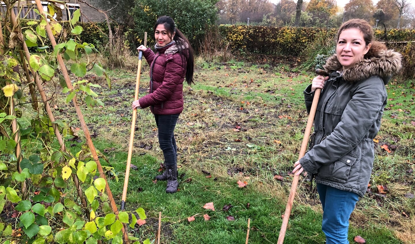 De eerste hand wordt gelegd aan de sociale moestuin. Foto: Piëzo