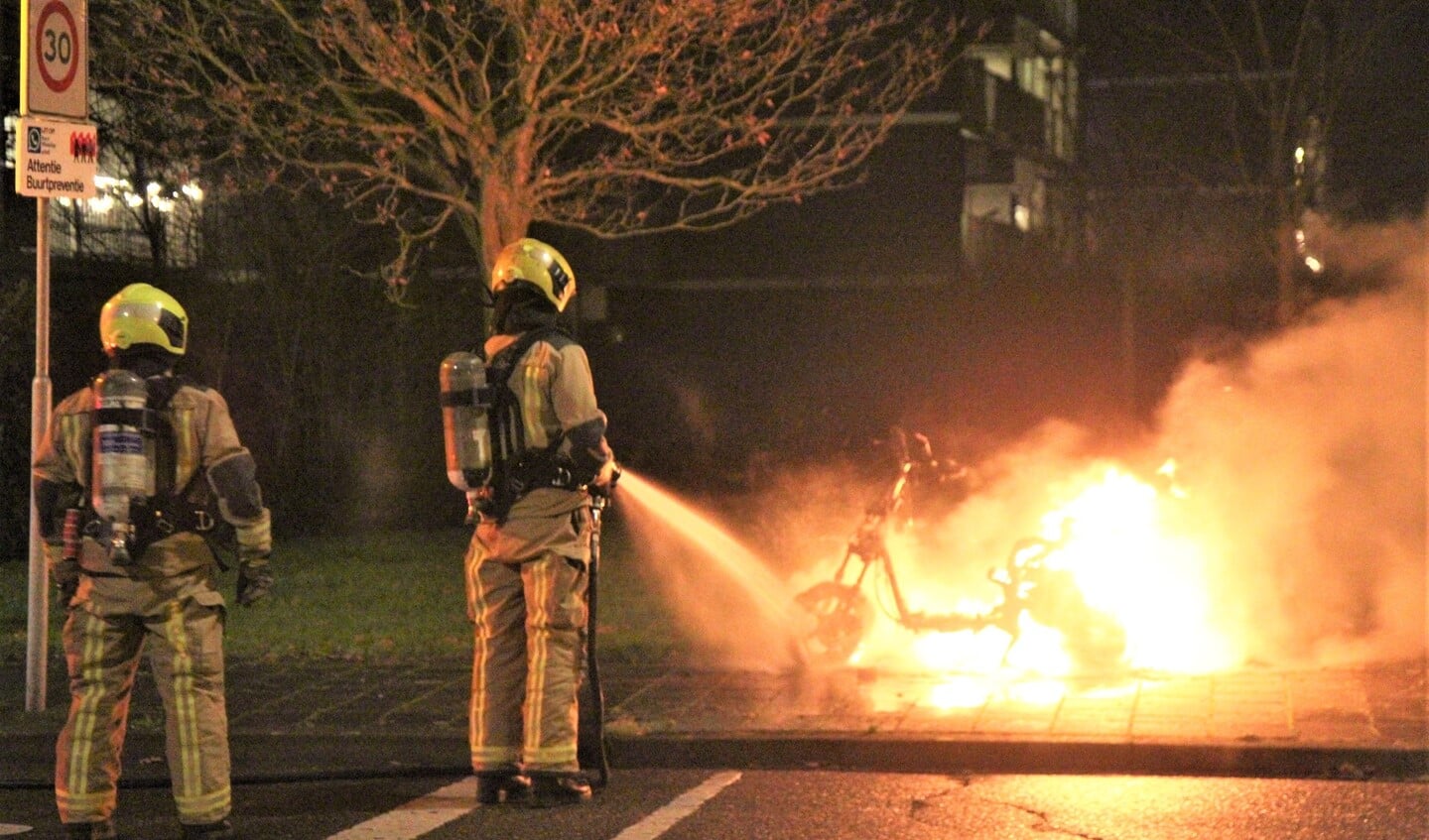 Afgebrande scooter op de Tulpentuin op oudjaarsavond (foto: Calvin de Kleijn).
