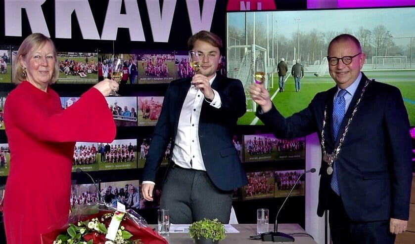 Sportwethouder Astrid v. Eekelen, talkshowpresentator Jonas Bloemen & burgemeester Jules Bijl brengen toast uit op 100 jaar RKAVV (foto: PR RKAVV).