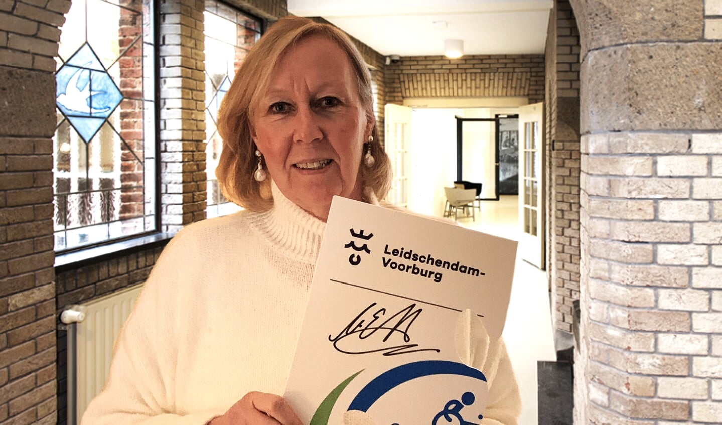 Wethouder Van Eekelen met haar puzzelstuk 'Inclusief sport en bewegen Haaglanden' (foto: gemeente LV).