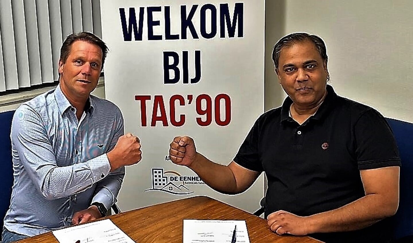 Ex-Tonegido topspits Arie v.d. Padt (links) tekent zijn trainerscontract bij TAC’90 onder toeziend oog van de clubvoorzitter (foto: PR TAC’90).