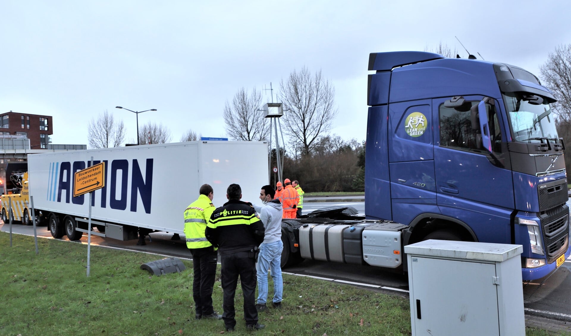 De trailer schoot los van de trekker en kwam op enige afstand van de vrachtwagen op de rijbaan terecht (foto: Rene Hendriks).