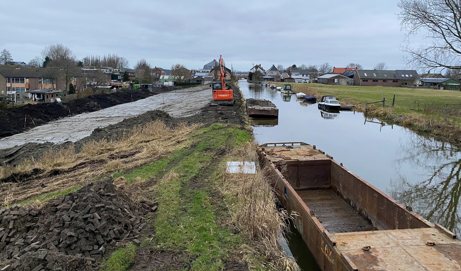 De dijk wordt opgehoogd langs de Jan-Koenensloot in Stompwijk (foto: Ria Luiten).