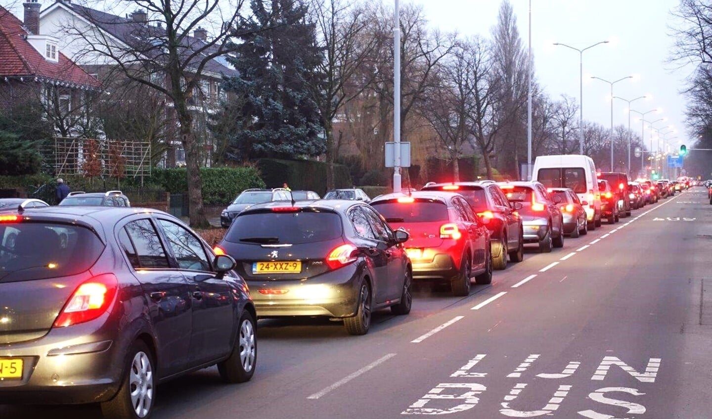 Het verkeer staat massaal stil op onder andere de Laan van Nieuw Oosteinde in Voorburg (foto: Ap de Heus).