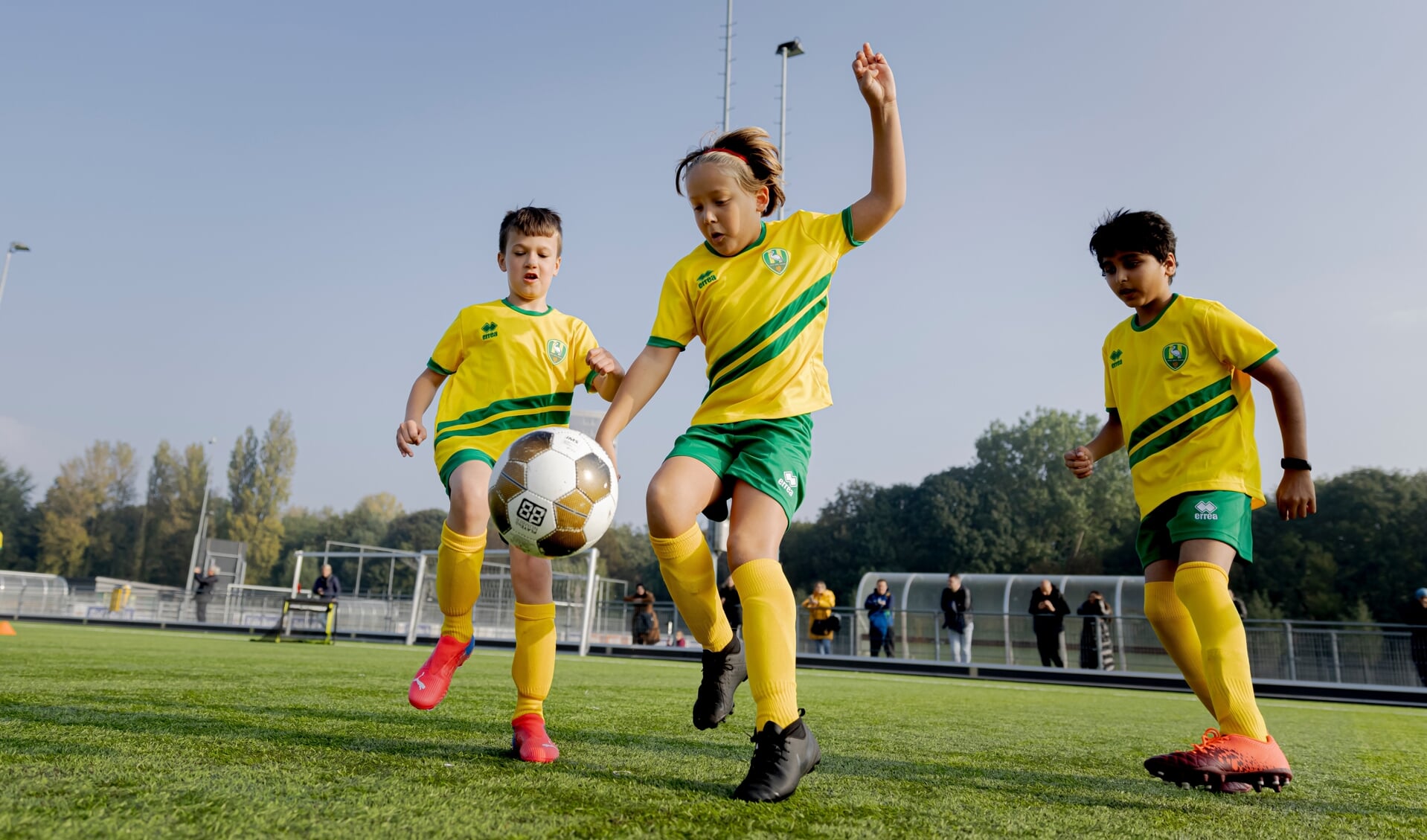Jongens en meisjes tussen de 6 en 15 jaar kunnen bij profclub ADO op voetbalkamp of trainingen volgen.