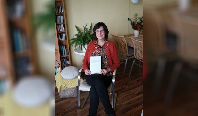 Anja Diender met haar nieuwe boek.