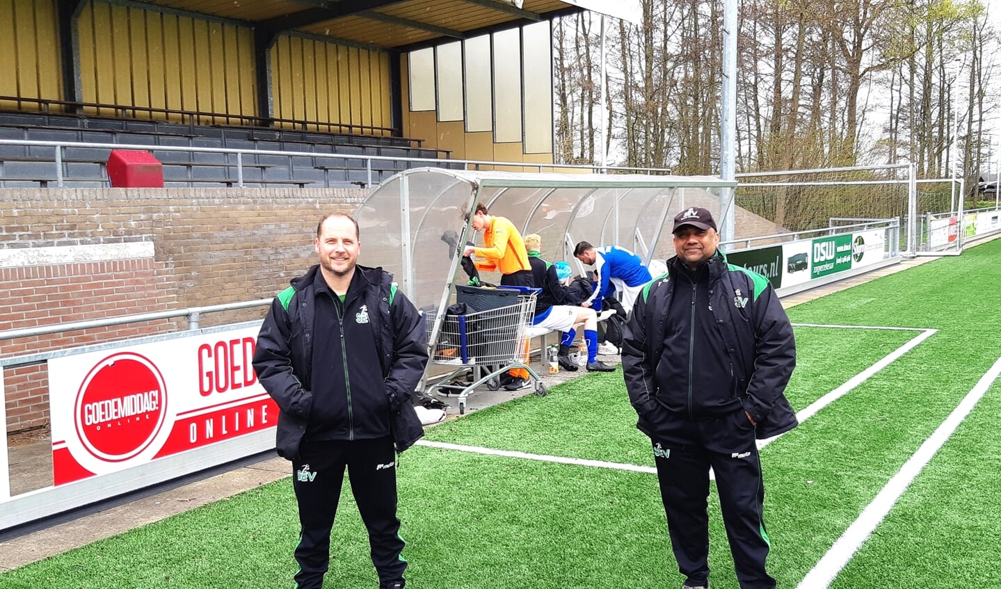 Hoofdtrainer Kenneth Soechit en assistent-trainer Ben de Haan nemen ook in het seizoen 2022/23 het eerste elftal onder hun hoede. 