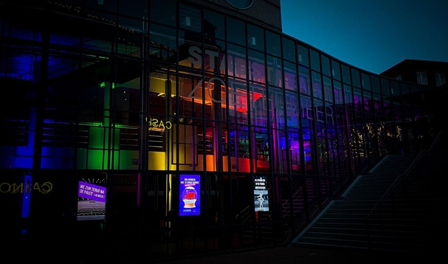 Stadstheater is kleurrijk verlicht om haar bezoekers te laten zien dat ze er nog zijn.