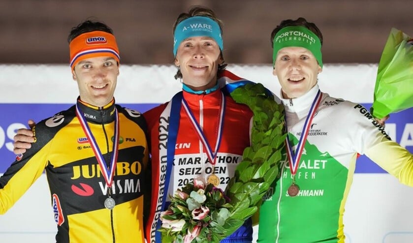 Niels Overvoorde als nummer 3 rechts op het podium, naast winnaar Jorrit Bergsma en nummer 2 Mats Stoltenborg. Foto: Neeke Smit