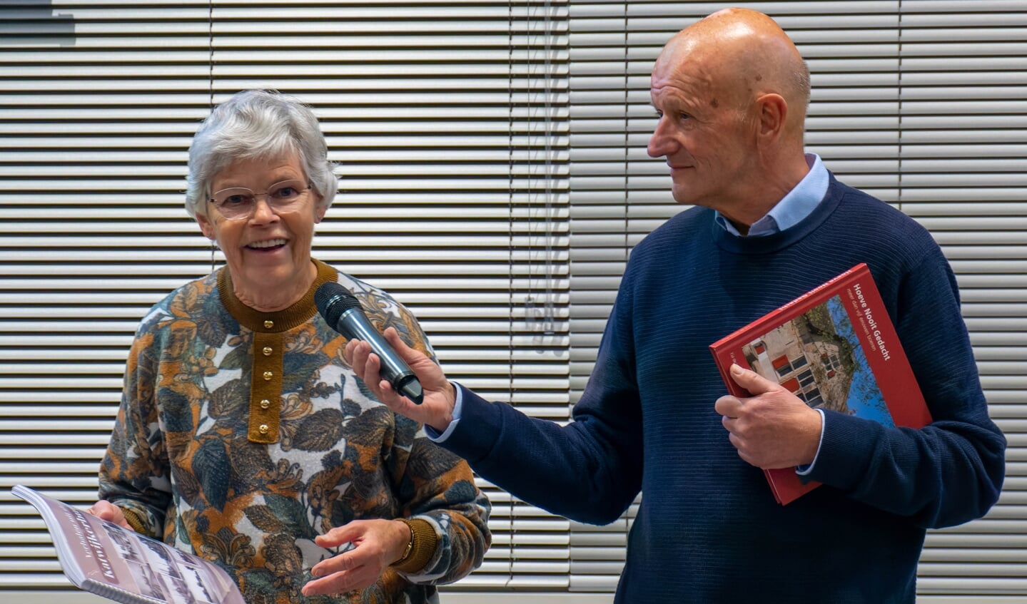 Ria van Dam presenteert haar boek over de Katwijkerlaan, nadat Paul van Winden het recent uitgekomen boek van Fia de Wilde heeft aanbevolen.