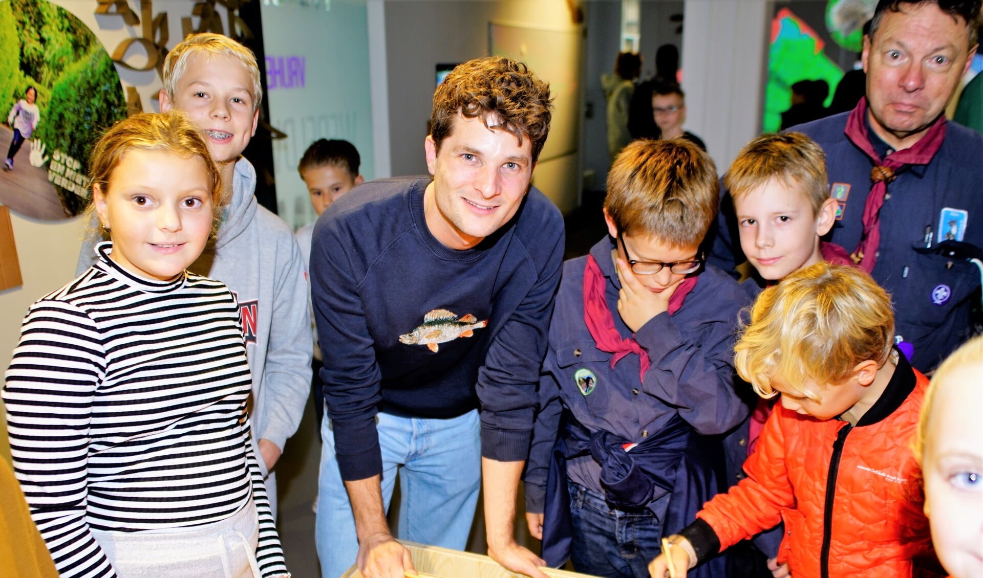 Bart Tuinman en de kinderen spelen het spel van de egelsnelweg bij de nieuwe tentoonstelling in het museum.