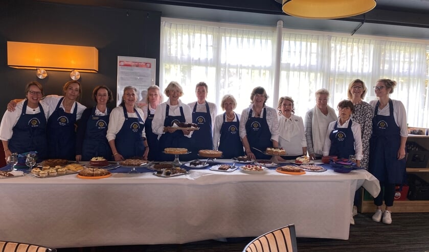 Gedurende de middag werden de deelnemers in de watten gelegd door de leden van de Lionsclub met heerlijke hapjes (foto: pr).