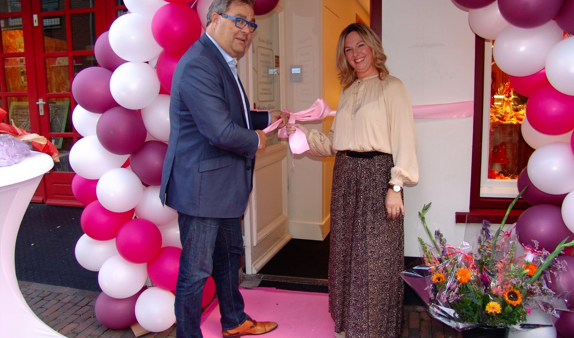 Wethouder Iedema en Sonja van der Wielen openen de winkel.