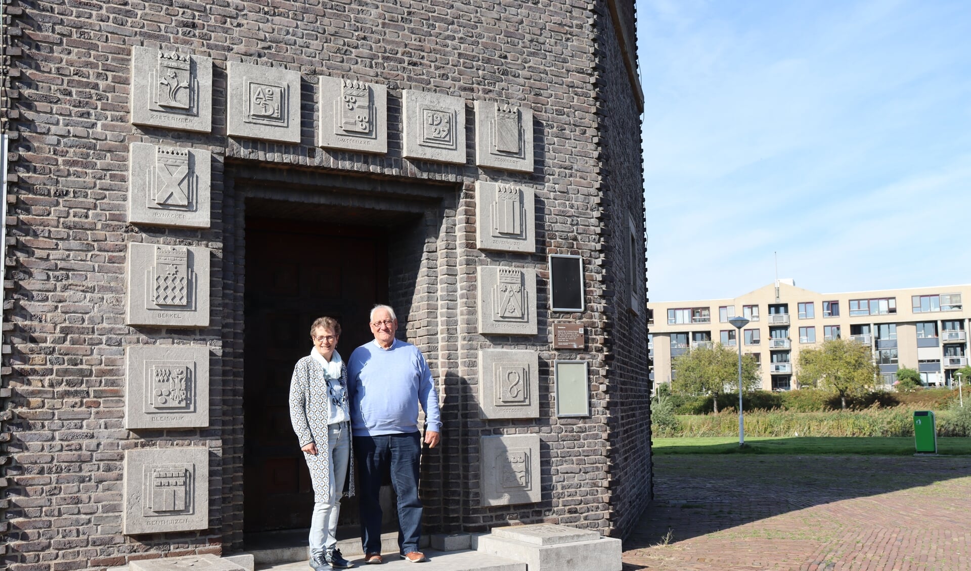 Gerda Griffioen en Hans van der Bilt ontvangen iedereen bij de Watertoren op de Gedenkdag. Foto: Marit Nikerk