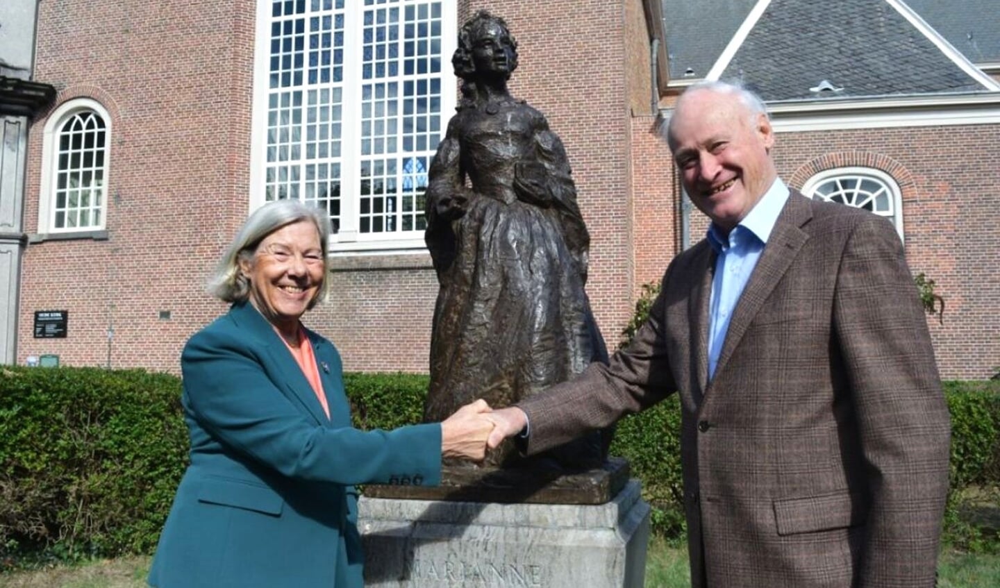 Tilly Zwartepoorte verwelkomde de heer Wil Maas als honderdste donateur van de Stichting Erfgoed Prinses Marianne (foto: pr). 