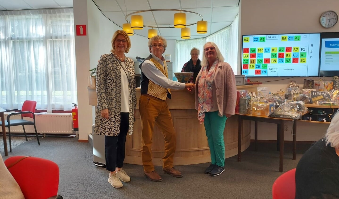 President Eugenie Geers van de Lions Prinses Marianne met dewinnaars Hanneke Jacobus en Steve Vukovic (foto: pr).