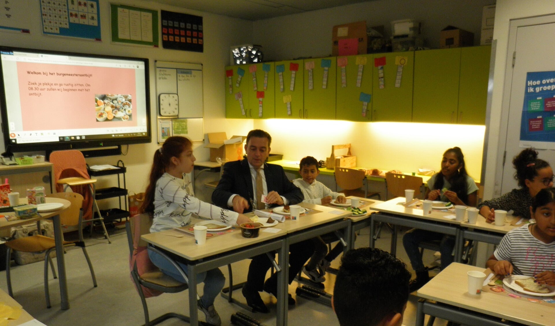 Burgemeester Michel Bezuijen zit aan de ontbijttafel met leerlingen van groep 7 van de Florence Nightingale School. Foto Kees van Rongen