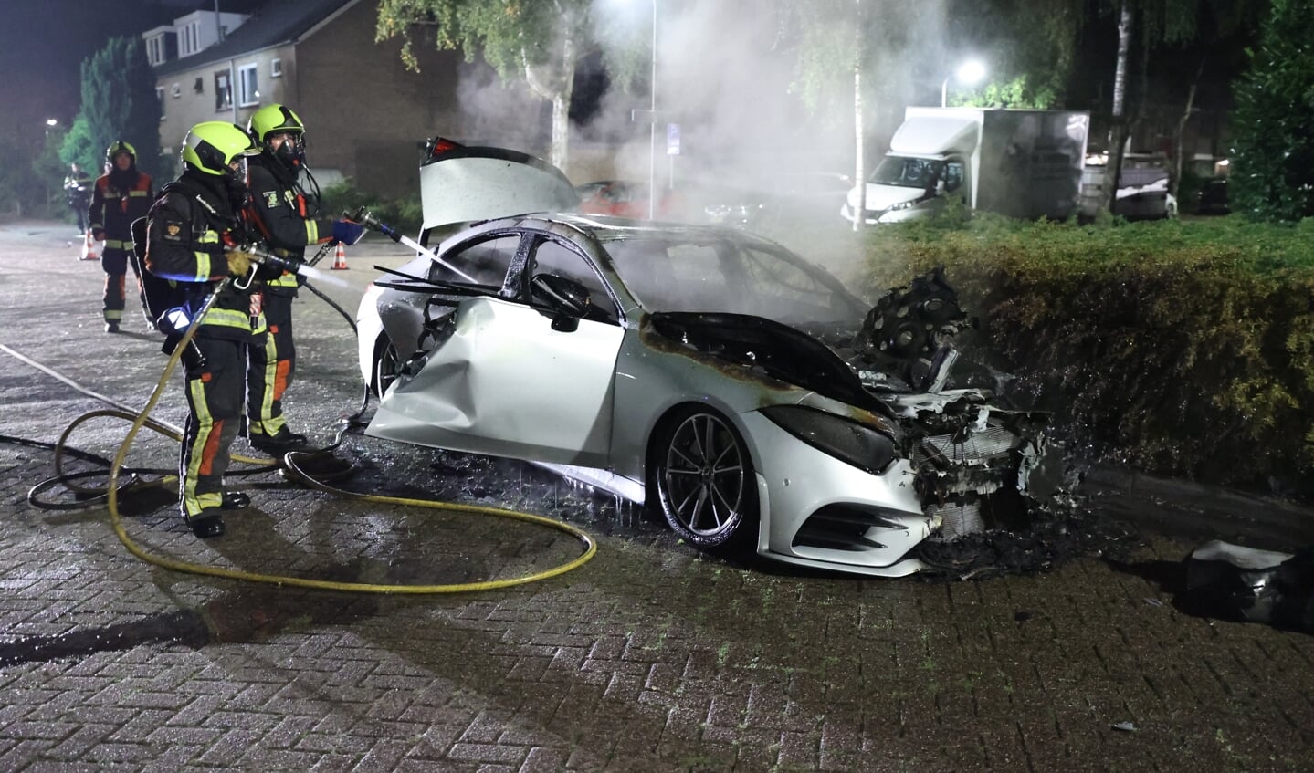 De zwaar beschadigde auto op de Graaf Adolflaan in Leidschendam (foto: Daan van den Ende).