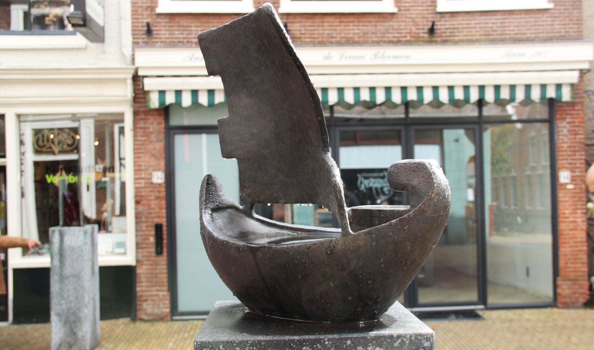 Het Voorburgs bootje, Josine Croïn, 2002, Herenstraat 101 Voorburg (foto: Marian Kokshoorn).