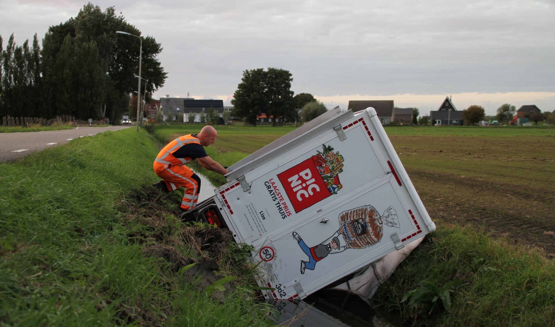 Picnic Wagentje Kantelt Op Bovenmolenweg Adverteren Pijnacker