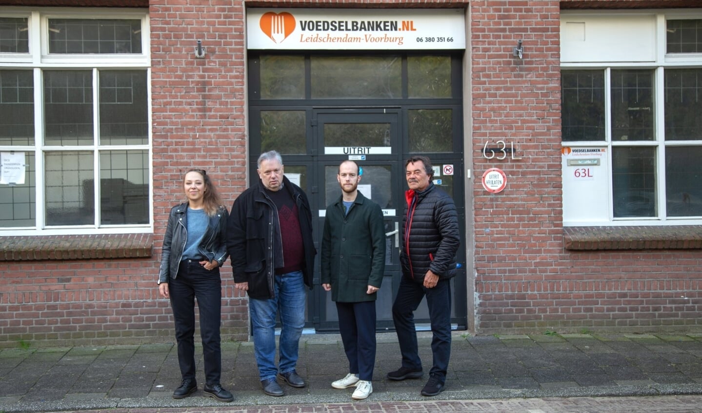 Suzanne Kok (PvdA), Ed van der Schaft (SP), Frank Wilschut (CU) en Kees Elenbaas (GroenLinks) bij de Voedselbank (foto: Wilfried v.d. Eijnden).