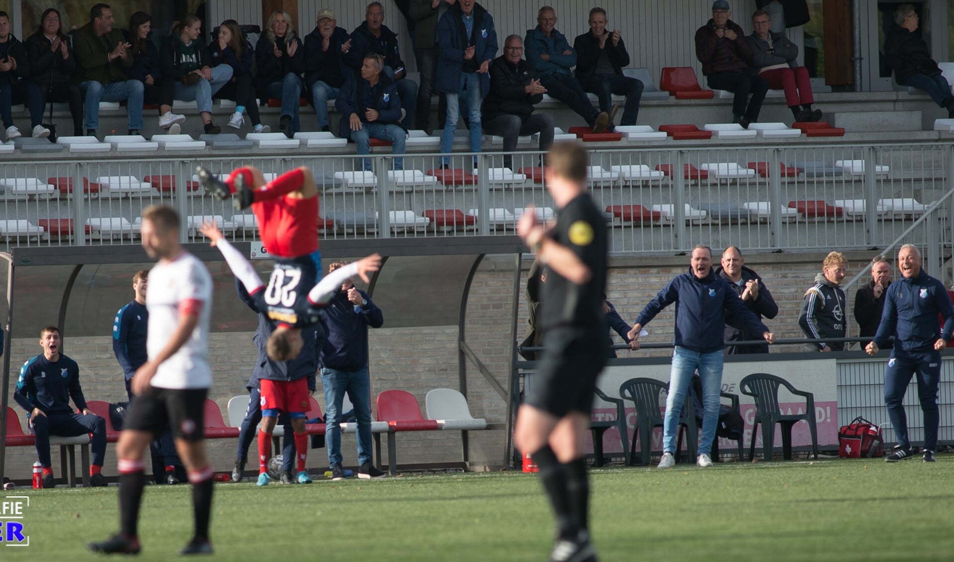 Ferdi Sinar viert zijn doelpunt met een formidabele salto achterwaarts. (Foto: Kees Ruigrok).