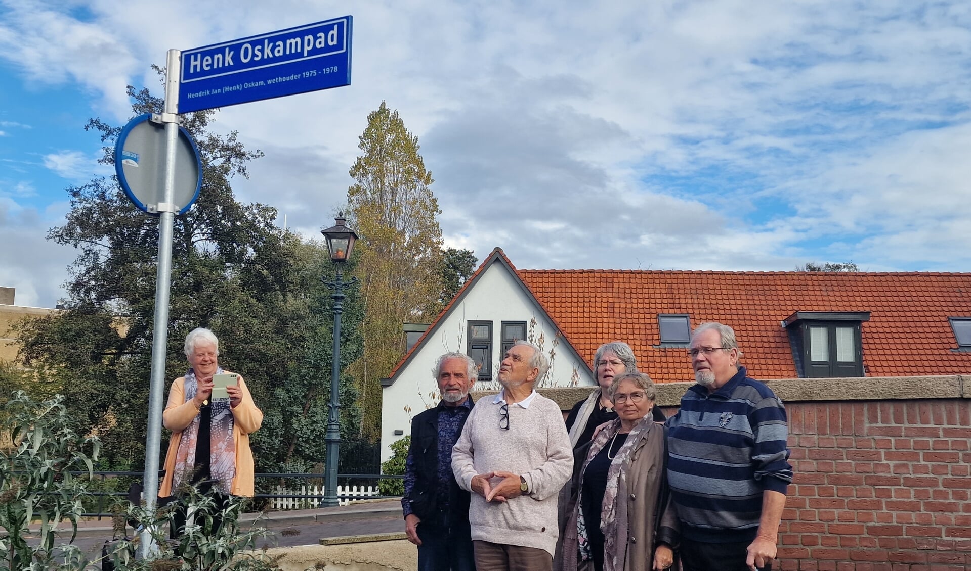 Familieleden en de zonen Jan, Erris en Koos Oskam bij het bord.