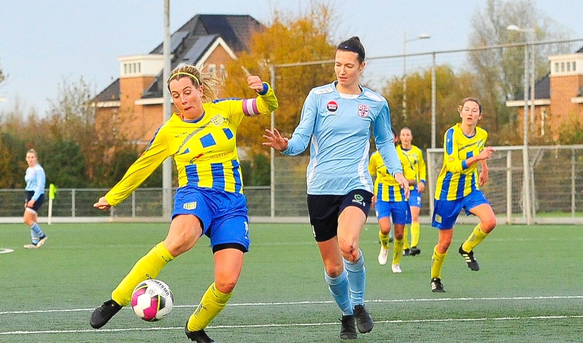 De 3-0 voor Berkel tegen RCL is onderweg. Lindy Hogedoorn bepaalt op aangeven van Anouk Angkotta vijf minuten voor tijd de eindstand. (foto: Gert Jan van Heyningen).