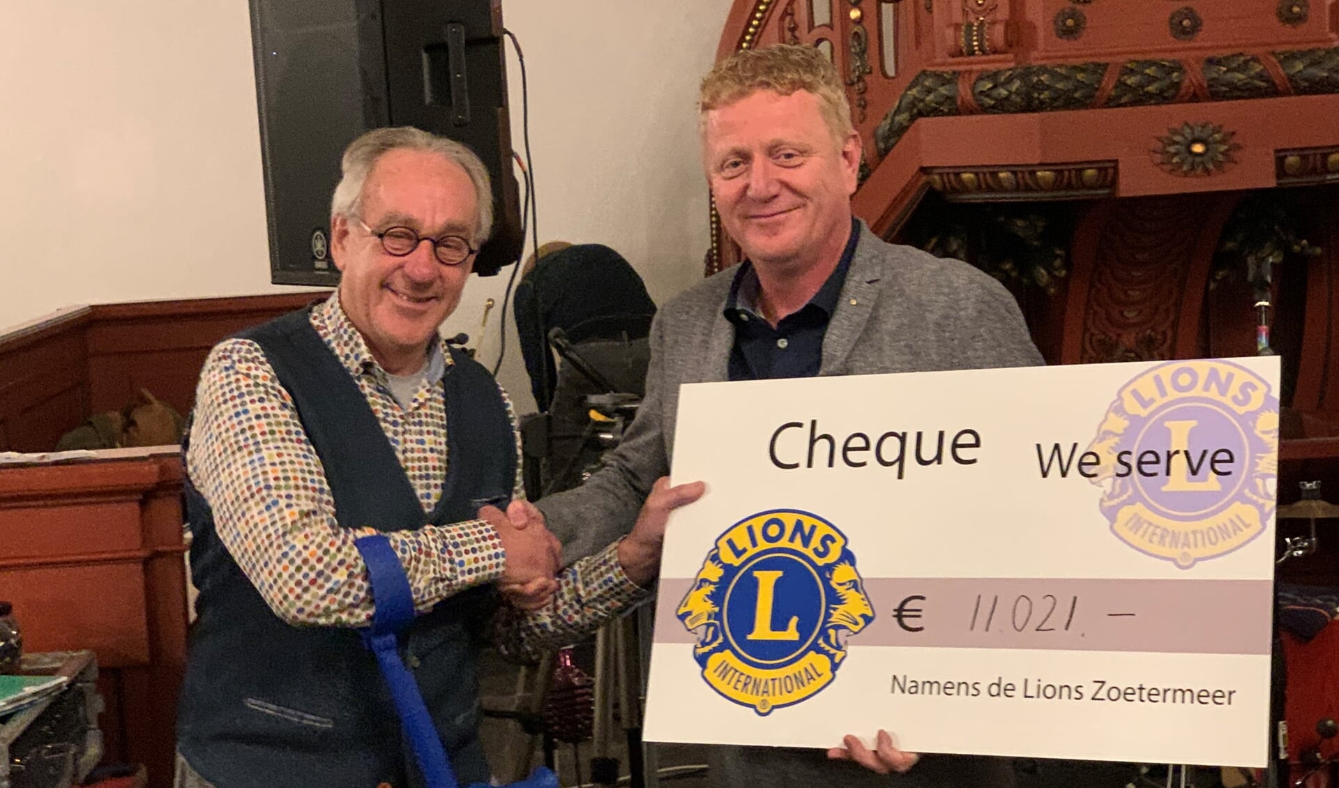 Overhandiging van de cheque door Michel van den Bosch (rechts) aan Jacques Boonekamp