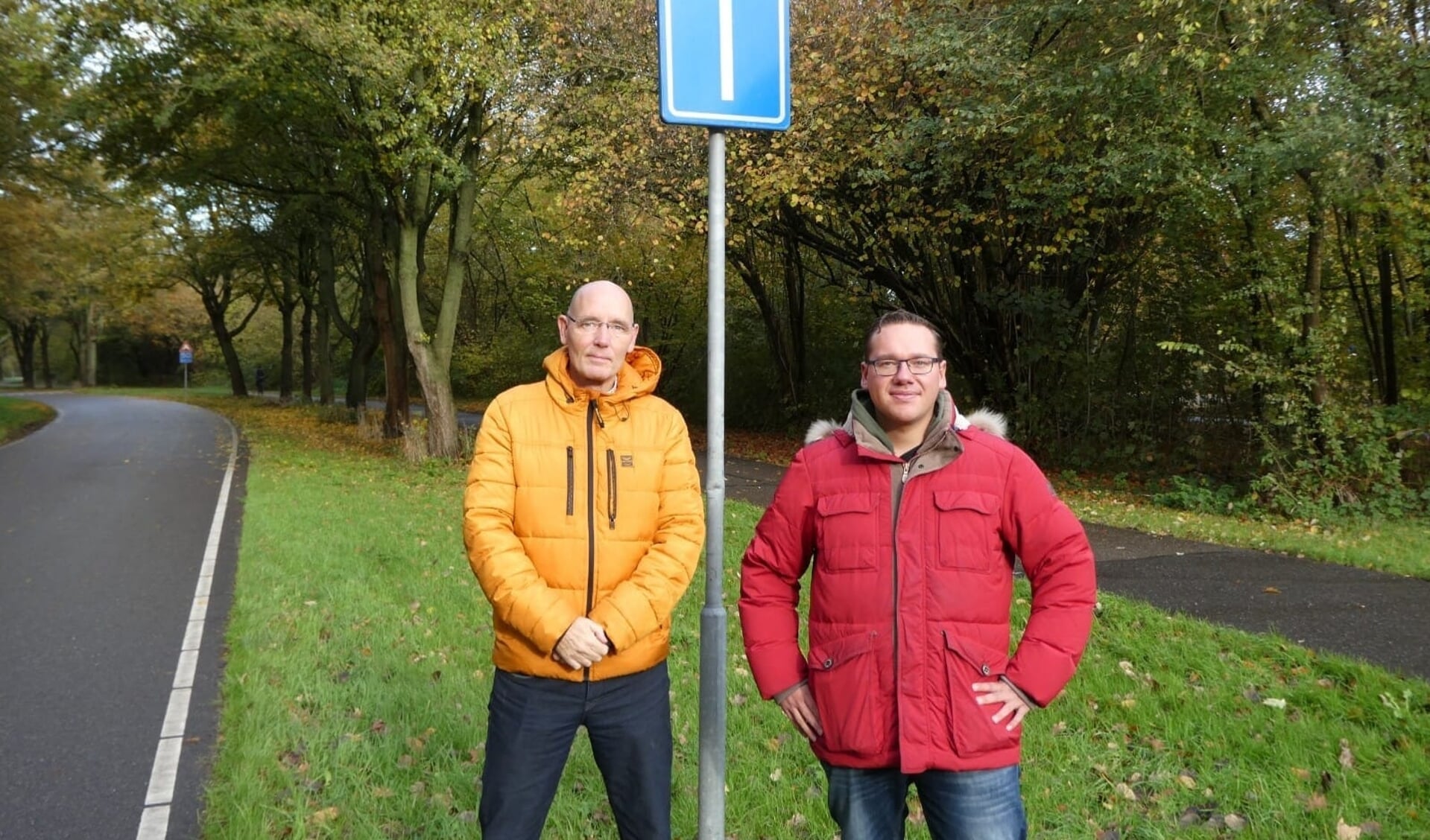 VVD-raadslid Christiaan Toussaint (rechts) is gelijk langsgegaan bij René van der Spoel, initiatiefnemer van de petitie.
