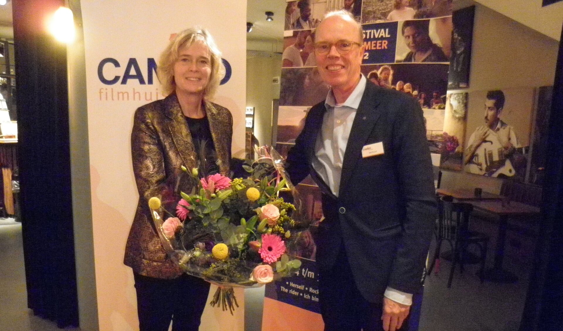 Wethouder Ingeborg ter Laak wordt door Lorens Keip van Filmhuis Cameo na de opening van het Filmfestival in de bloemen gezet. Foto Kees van Rongen