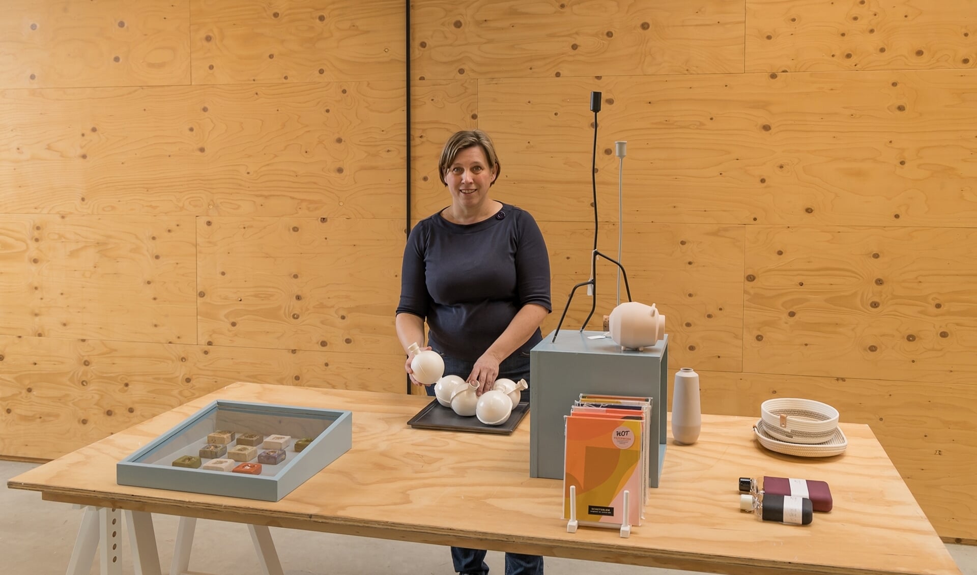 Irene van Ophoven heeft de nieuwe expositie ‘Makersmomenten’ vormgegeven. Foto: Catherine Terpstra