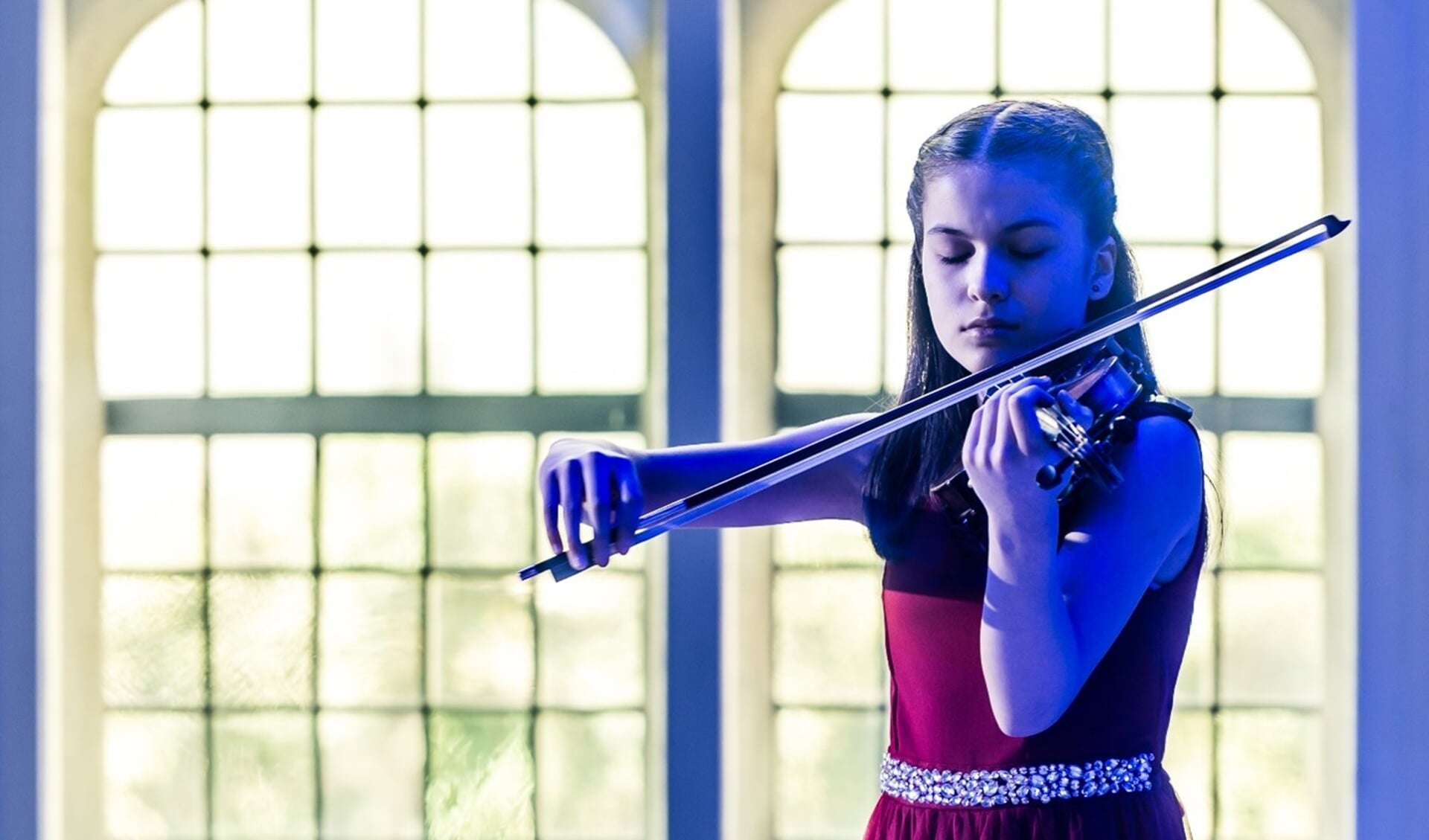 De 14-jarige Adinda speelt veel solo, maar ditmaal met het PKO.