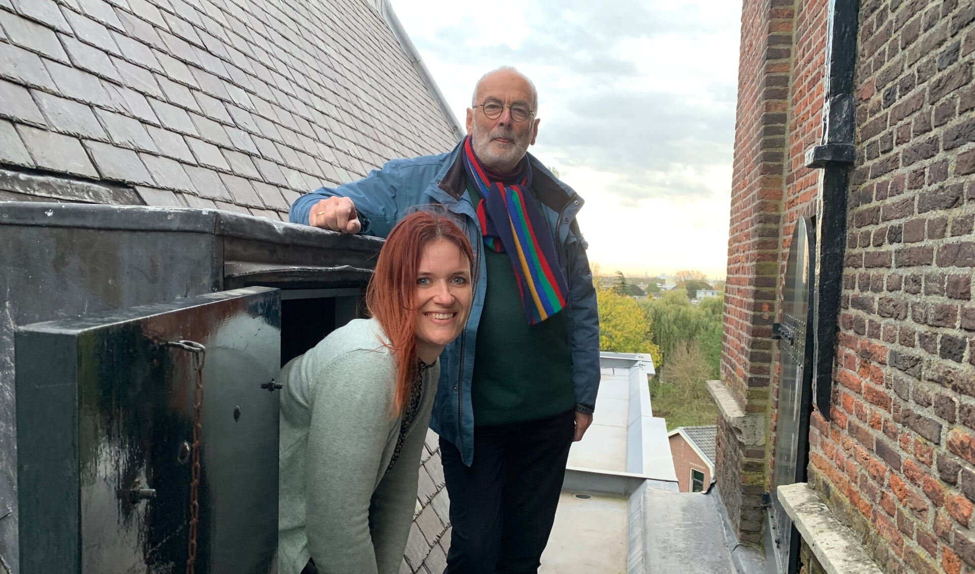 Caroline de Winter en Johan van Oeveren op het dak, bij de ingang naar de zolder.