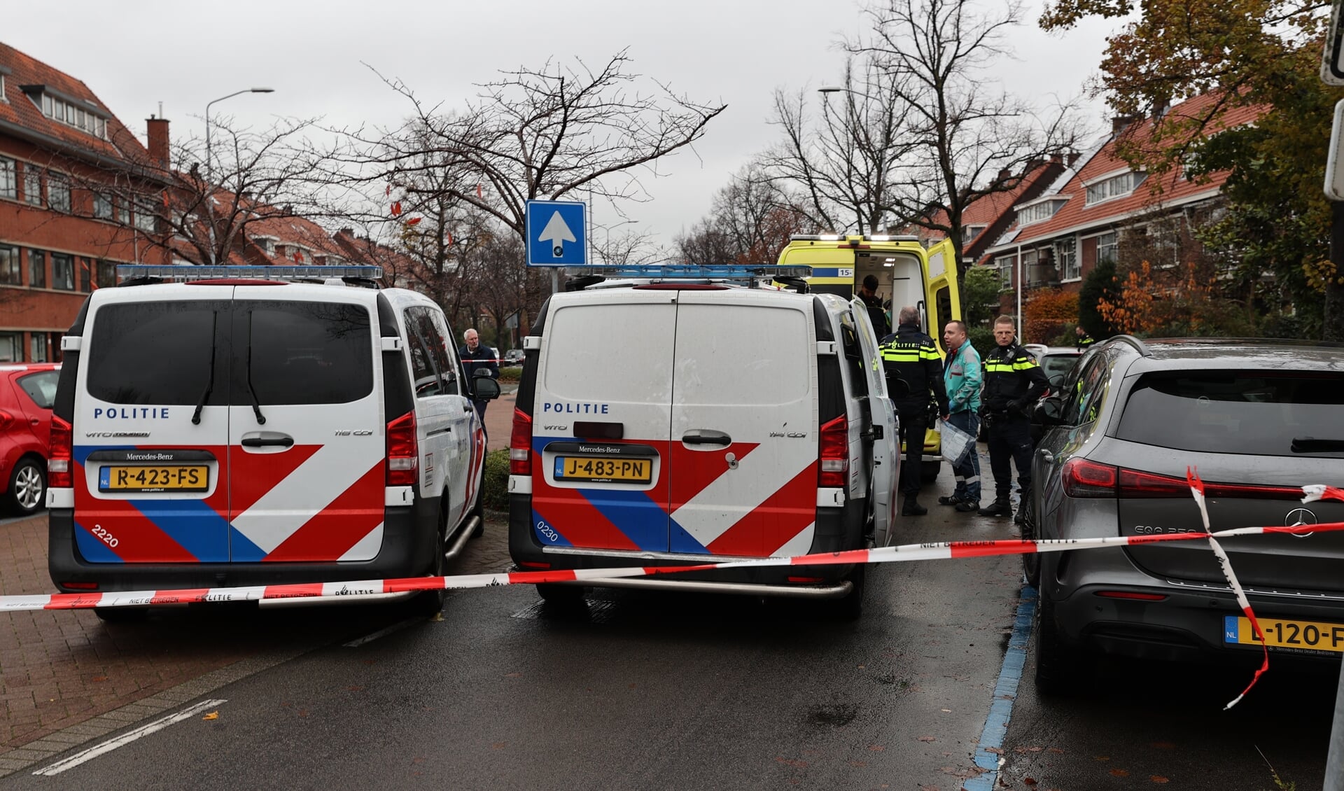 Politie en ambulance druk doende op het afgezette plaats delict (foto: Donny Kooistra Regio15).
