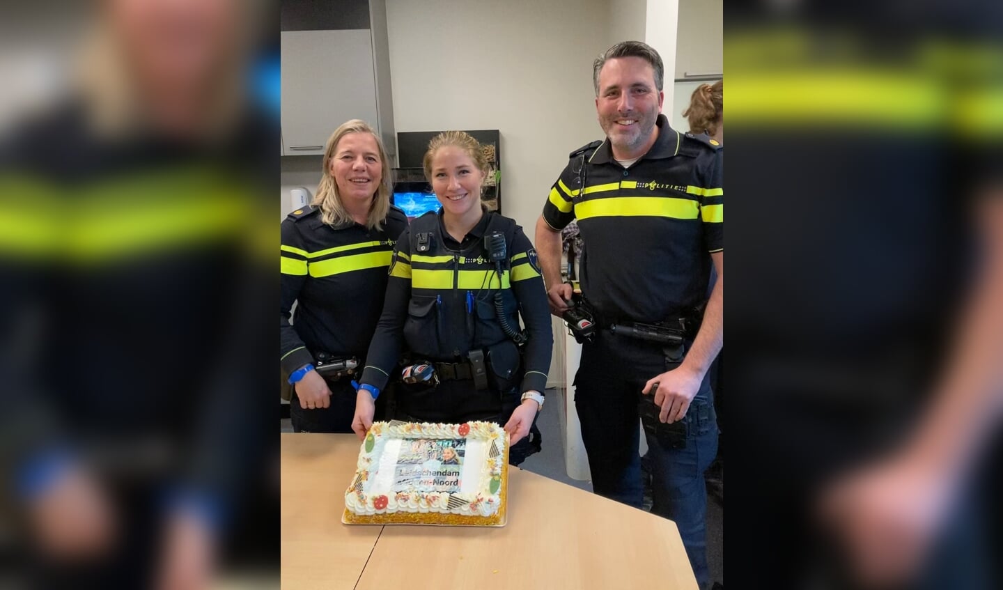 De samenvoeging is gevierd met taart. Er is natuurlijk gelijk van de gelegenheid gebruik gemaakt om ze alle drie samen op de foto te zetten.