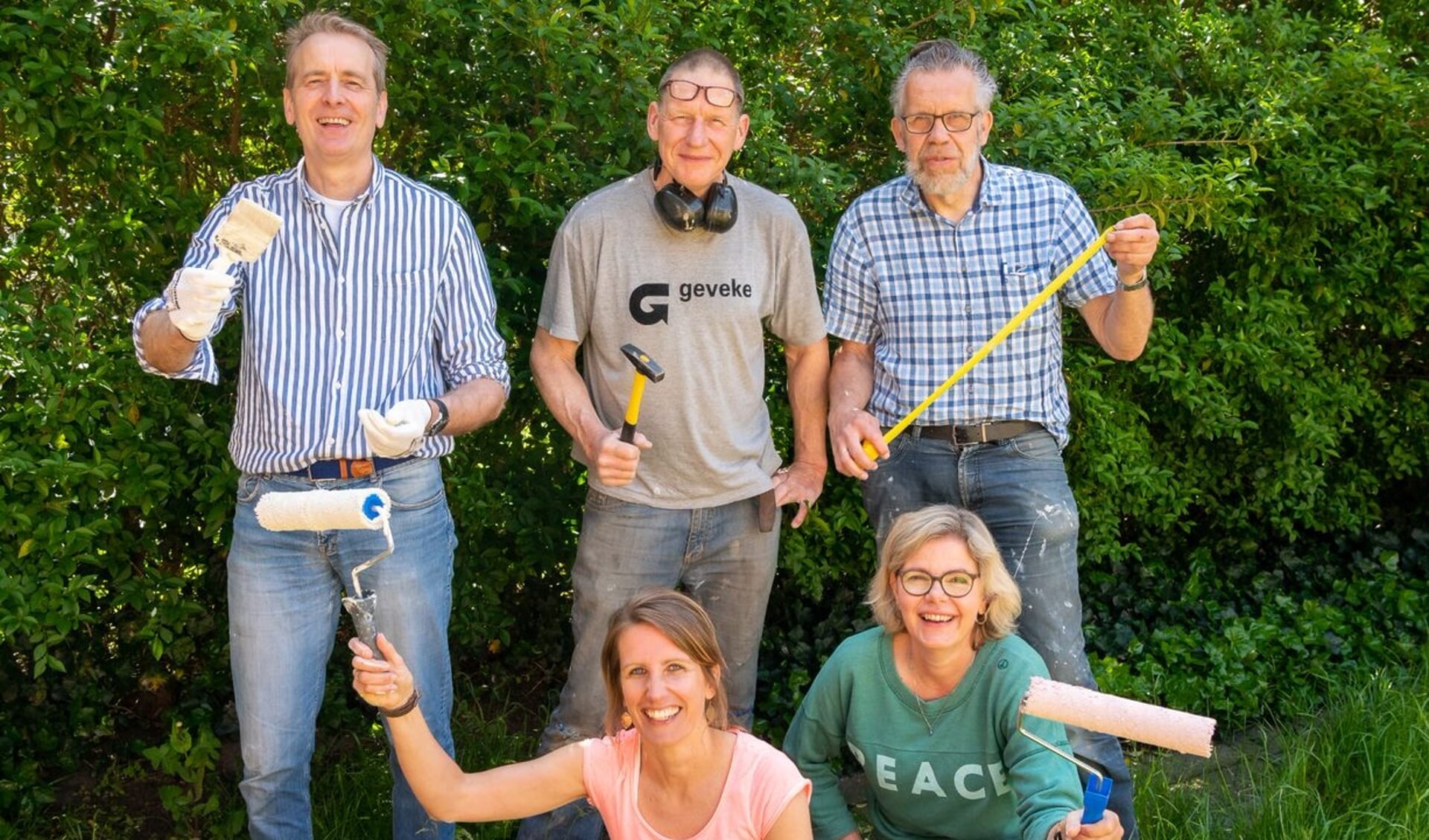 Samen met een groep kun je als vrijwilliger een huis aan kant maken of een tuin opknappen.