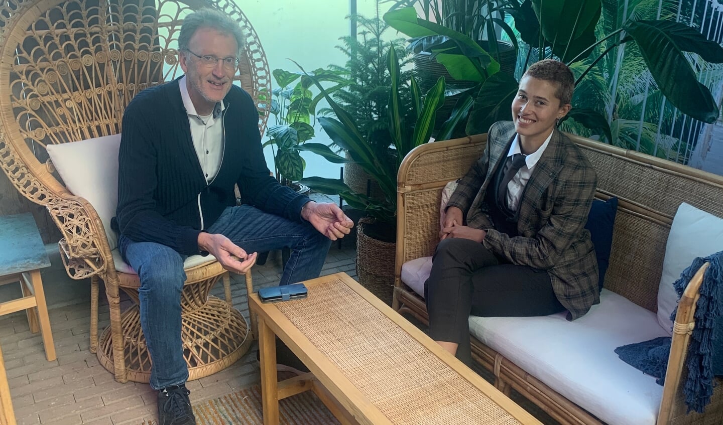 Student Chantal Rachman in gesprek met Royal Lemkes-directeur Michiel de Haan.