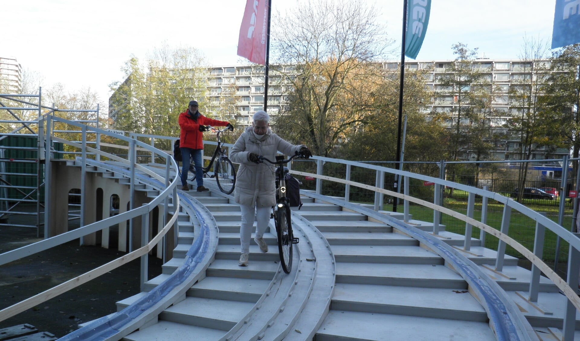 Veel mensen probeerden zaterdag de fietstrap bij Club Entree aan de Boerhaavelaan en deelden hun ervaringen met de gemeente. Foto Kees van Rongen